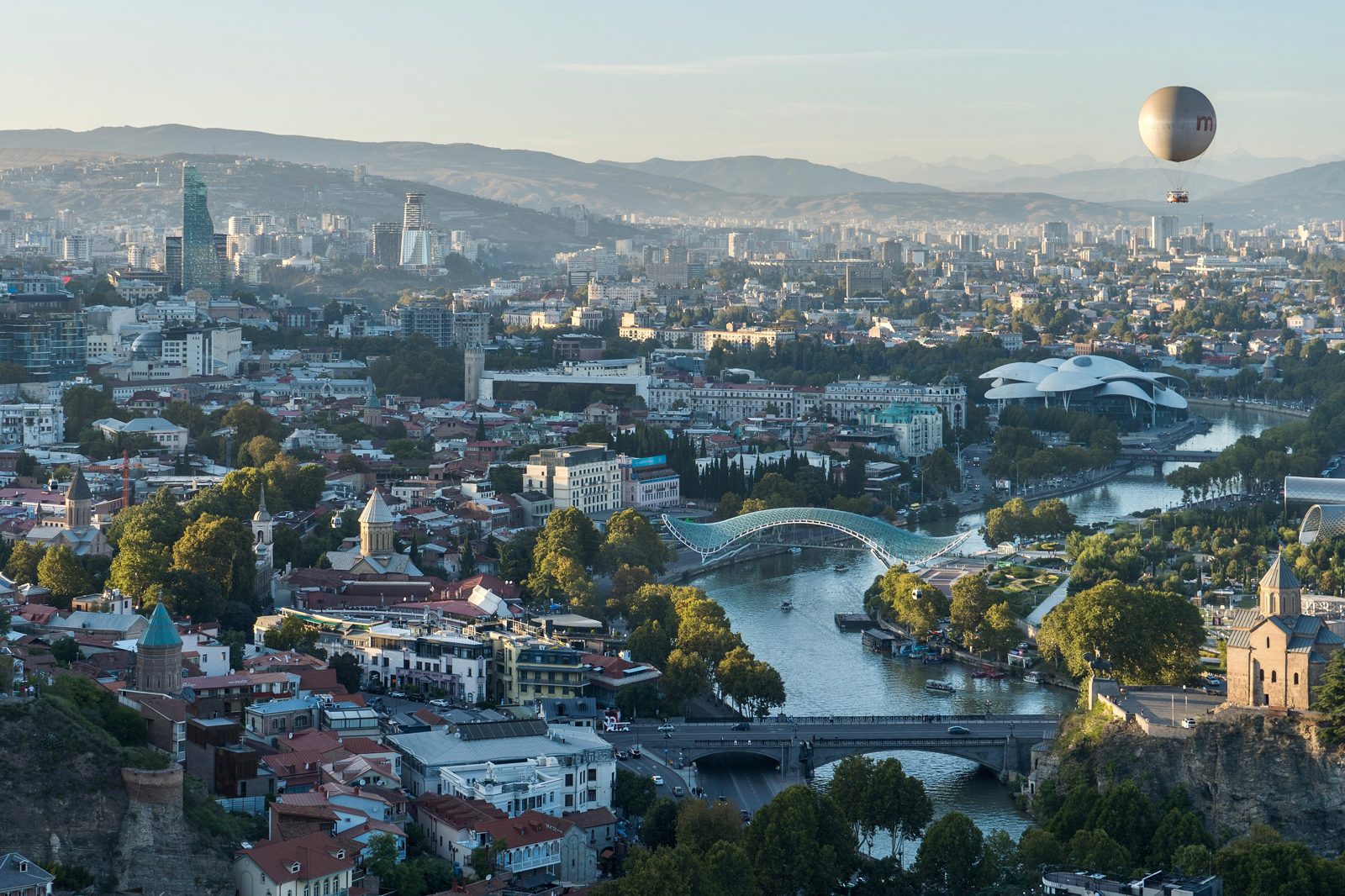 Ázerbájdžán, nebo Gruzie – panorama Tbilisi