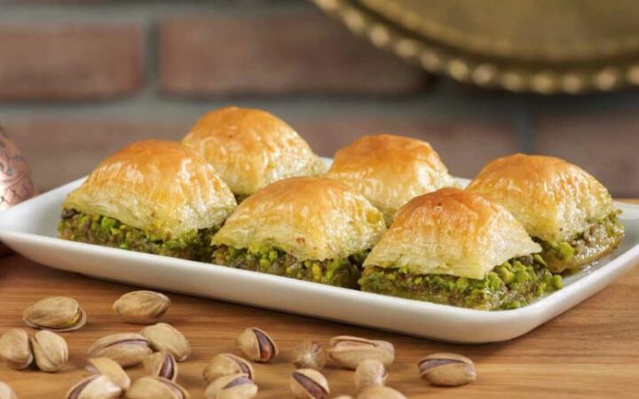 Ázerbájdžánské sladkosti: pakhlava, halva a šekerbura