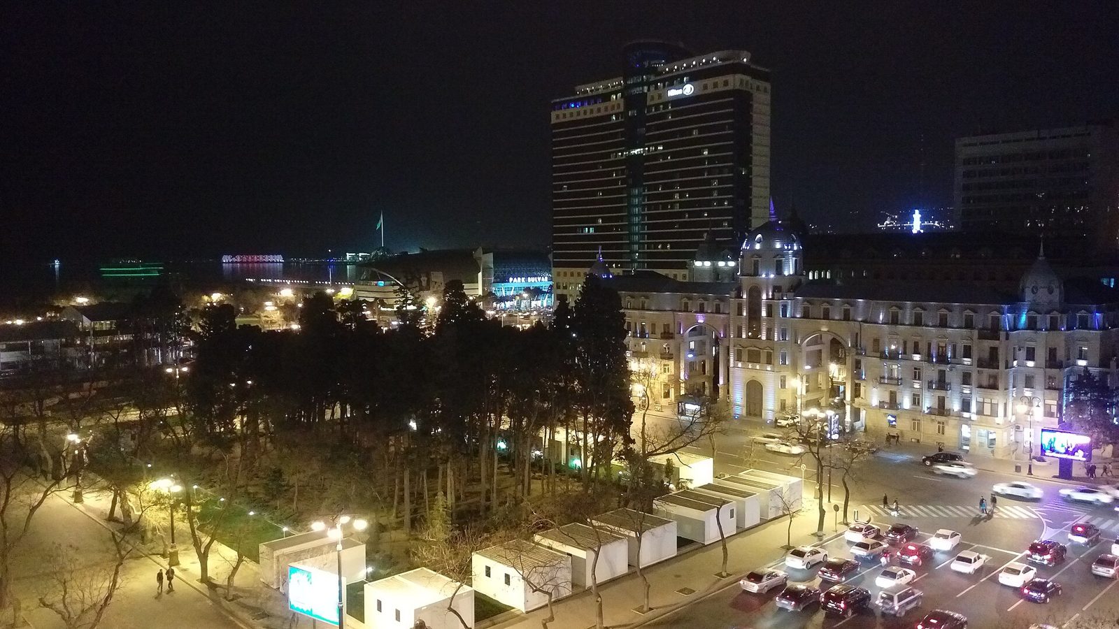 Večerní Baku u Kaspického moře